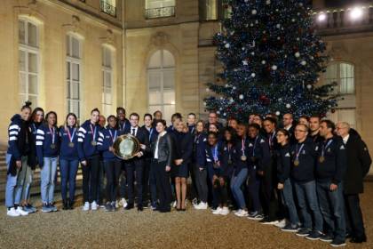 Hand après la fête objectif Japon pour les Bleues.jpg Hand après la fête objectif Japon pour les Bleues.jpg