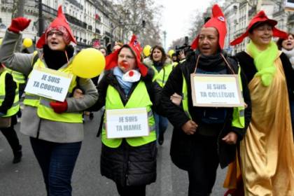 Plusieurs centaines de femmes gilets jaunes manifestent en France.jpg Plusieurs centaines de femmes gilets jaunes manifestent en France.jpg