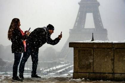 Neige de nouveaux flocons dans la nuit.jpg Neige de nouveaux flocons dans la nuit.jpg