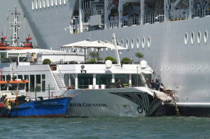 Panique à Venise devant un bateau de croisière géant hors de contrôle.jpg Panique à Venise devant un bateau de croisière géant hors de contrôle.jpg