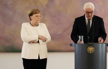 Merkel suscite l'inquiétude après une nouvelle crise de tremblements.jpg Merkel suscite l'inquiétude après une nouvelle crise de tremblements.jpg