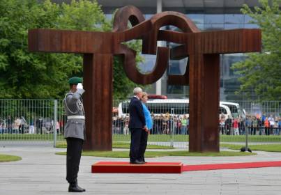 Merkel assure aller.jpg Merkel assure aller.jpg