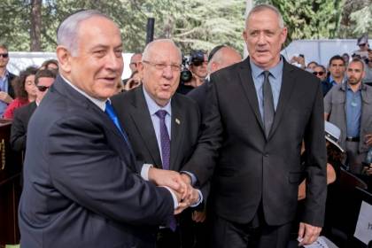 Netanyahu et Gantz discutent d'un gouvernement d'union.jpg Netanyahu et Gantz discutent d'un gouvernement d'union.jpg