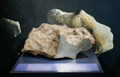 Pluie de météorites aux enchères à Drouot.jpg Pluie de météorites aux enchères à Drouot.jpg