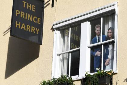 Elizabeth II accorde à Harry et Meghan.jpg Elizabeth II accorde à Harry et Meghan.jpg
