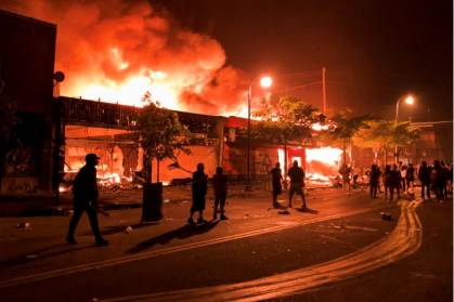 un commissariat incendié après la mort d'un homme noir aux mains de la police.jpg un commissariat incendié après la mort d'un homme noir aux mains de la police.jpg