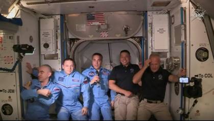 Les deux astronautes transportés par SpaceX arrivés à bord de l'ISS.jpg Les deux astronautes transportés par SpaceX arrivés à bord de l'ISS.jpg