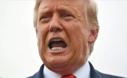 Trump se débat face à un livre explosif.jpg Trump se débat face à un livre explosif.jpg