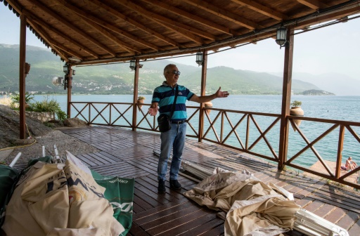"Parti en sucette" : le combat pour sauver le plus vieux lac d'Europe
