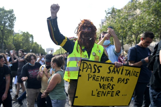 Des vaccinés et pro-vaccins rejettent farouchement le pass sanitaire