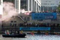 Action près de Bercy contre la fermeture du dernier site français de recyclage papier.jpg Action près de Bercy contre la fermeture du dernier site français de recyclage papier.jpg