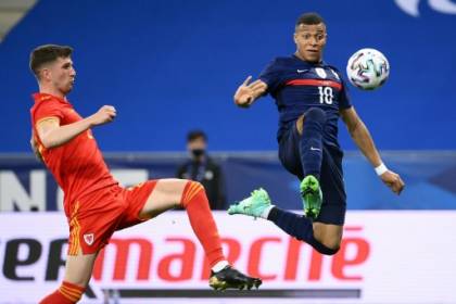 les Bleus éteignent les Gallois avec Benzema, remuant mais frustré.jpg les Bleus éteignent les Gallois avec Benzema, remuant mais frustré.jpg