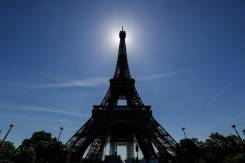 la Tour Eiffel sort enfin d'une longue nuit.jpg