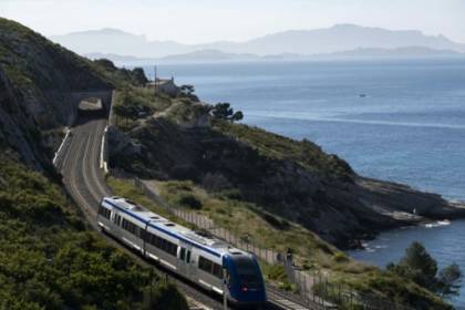 Entre falaises et Méditerranée, le retour du train de la côte Bleue.jpg Entre falaises et Méditerranée, le retour du train de la côte Bleue.jpg