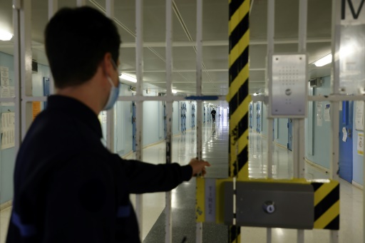 Dans la plus grande prison d'Europe, des surveillants placés au coeur de la détention