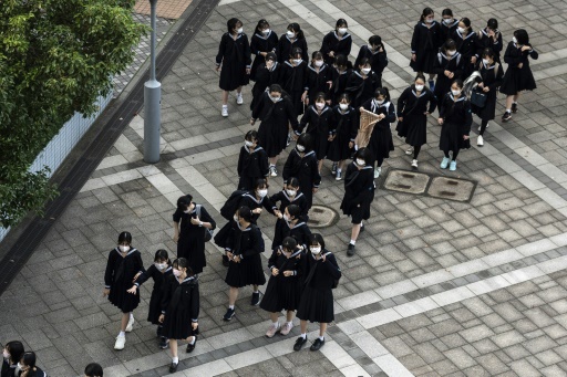 Cheveux noirs, lacets blancs : rébellion contre des règlements scolaires au Japon