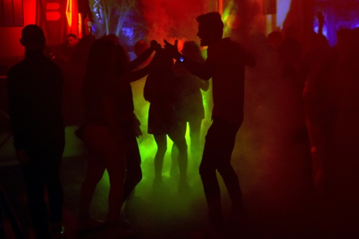 De mystérieuses piqûres en boîte de nuit sèment l'inquiétude en France.