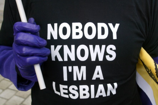 Au bureau, femme et lesbienne : "la double peine"