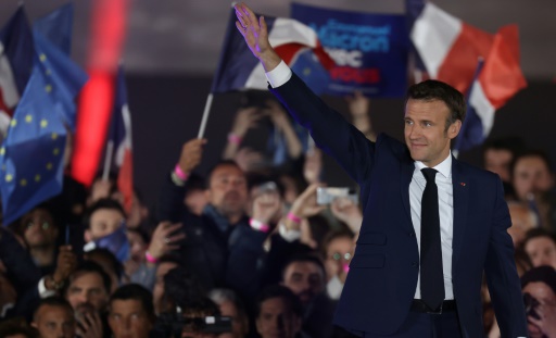 Tout (re)commence pour Emmanuel Macron, placé face à l'Histoire