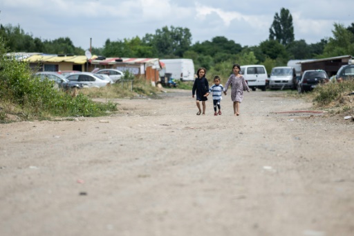 Dans les bidonvilles de Nantes, les "vies oubliées" de travailleurs roumains