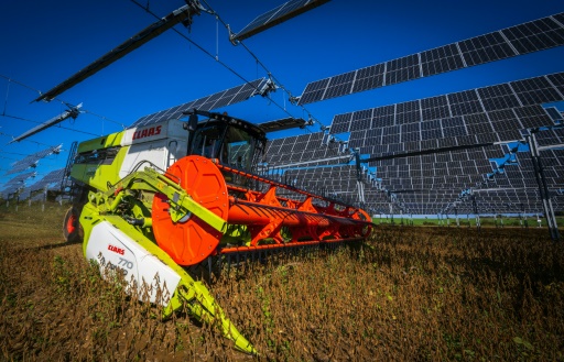En Haute-Saône, une moissonneuse-batteuse sous un nuage photovoltaïque