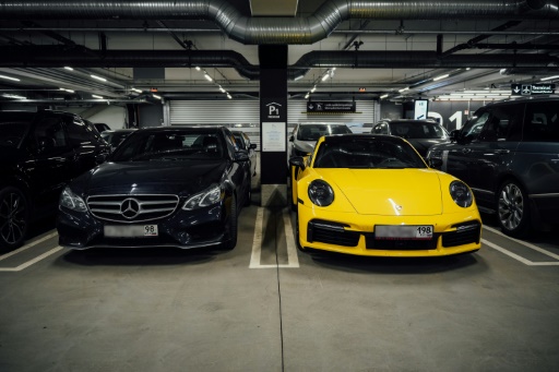 Finlande : les voitures de luxe des Russes en transit remplissent le parking de l'aéroport d'Helsinki