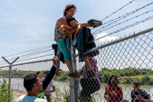 Malgré les bouées et les barbelés, les migrants continuent d'arriver au Texas