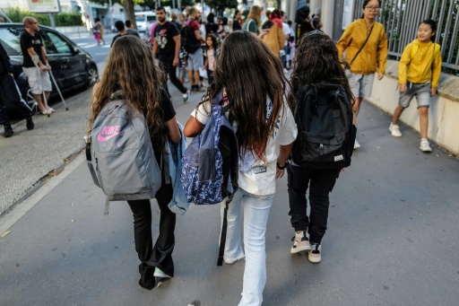 Abayas, pénurie d'enseignants : l'année scolaire démarre lundi entre défis et défiance