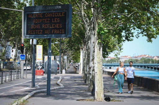 La canicule continue d'écraser la France, 50 départements en vigilance orange lundi