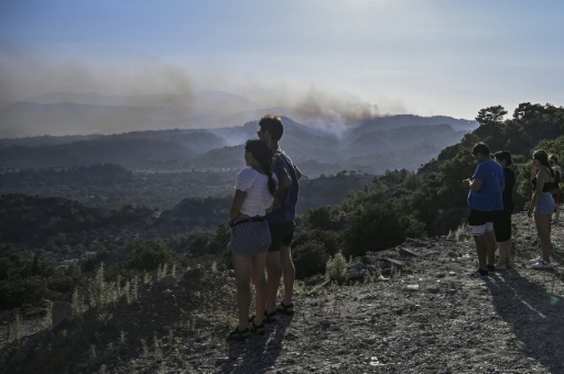 La Grèce "en guerre" contre les incendies, des dizaines de milliers de touristes évacués