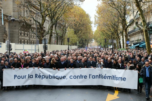 Antisémitisme: Macron appelle les cultes à un "effort pédagogique" auprès des jeunes