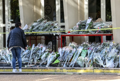 Après le choc, les écoles rendent hommage au professeur tué à Arras