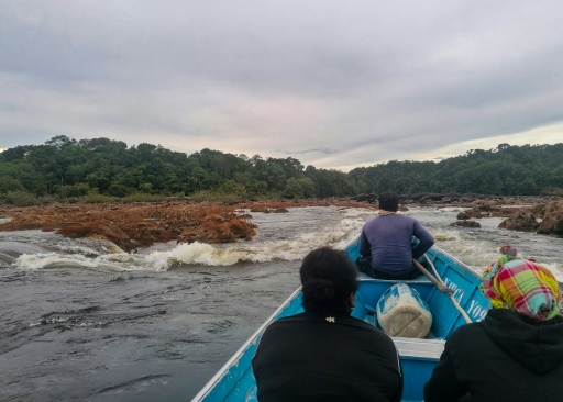 En Guyane française, la "pirogue du droit" au coeur de territoires oubliés