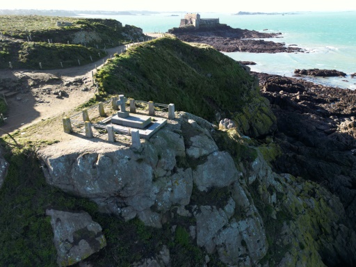 Sur un îlot de Saint-Malo, l'érosion menace la tombe de Chateaubriand