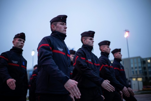 A la nouvelle école des pompiers de Paris, la flamme olympique anime les recrues