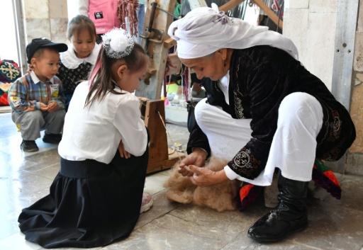 Kirghizstan : de joyeuses grands-mères et leurs tapis menacés