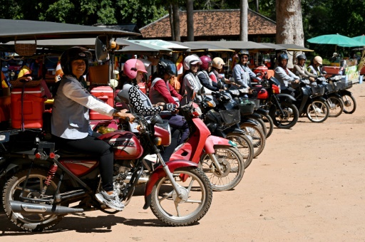 Au Cambodge, des pionnières au guidon de tuk-tuks défient les préjugés