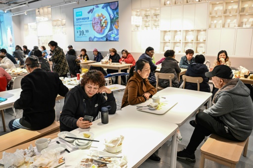 Au Ikea de Shanghai, seniors cherchent âme soeur