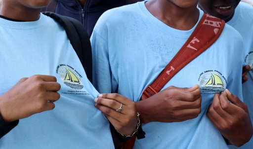 Tenue unique : vague bleu ciel dans un collège de La Réunion