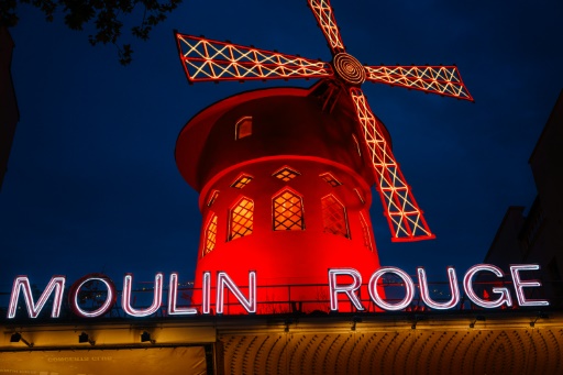 Les ailes du Moulin Rouge à Paris se sont effondrées, pas de blessé