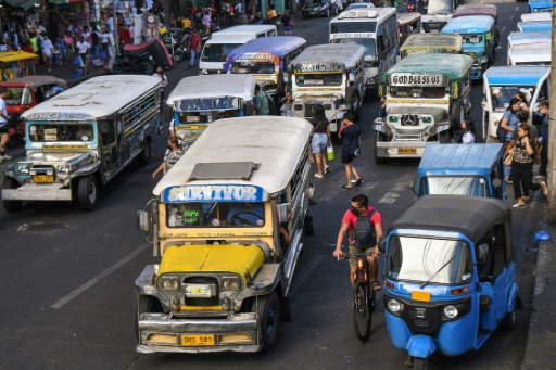 Aux Philippines, les jeepneys sur les jantes