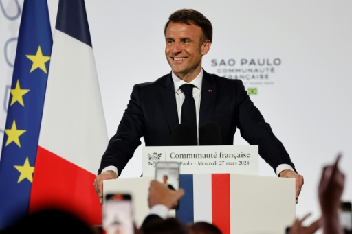 Macron boucle sa visite au Brésil par une étape plus politique