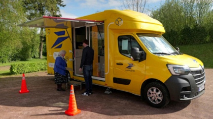 Dans l'Orne, le bureau de poste itinérant tente de conquérir les villages.jpg