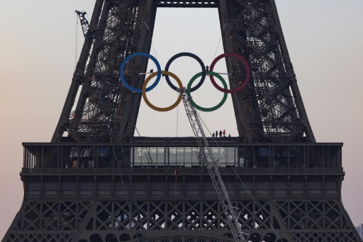 Les anneaux olympiques accrochés à la tour Eiffel