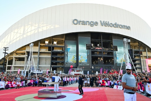 JO-2024 : le relais olympique lancé à Marseille avec un geste de solidarité pour l'Ukraine