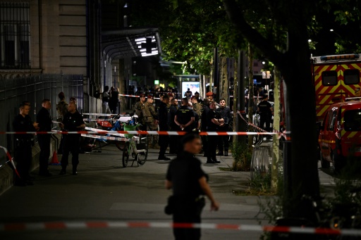 Paris: un militaire blessé au couteau, le suspect connu pour troubles psychiatriques interpellé