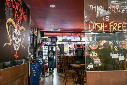 A Singapour, un bar heavy metal apporte une touche "différente"