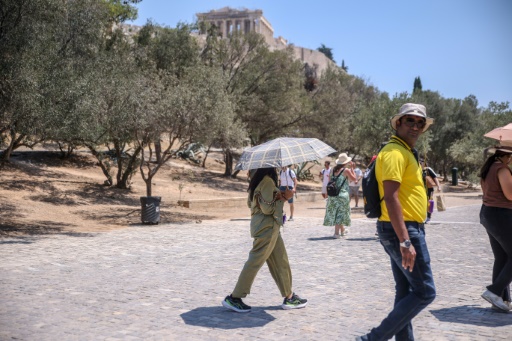 "Un peu déçus": à Athènes, la canicule prive partiellement les touristes d'Acropole