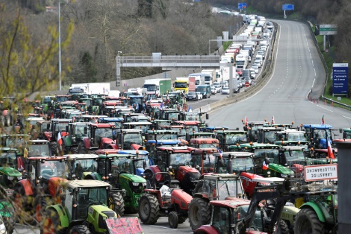 Européennes : les agriculteurs espagnols et français bloquent la frontière