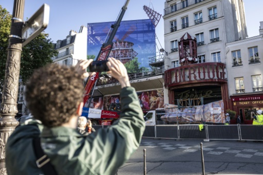 A Paris, le Moulin Rouge accueille de nouvelles ailes provisoires